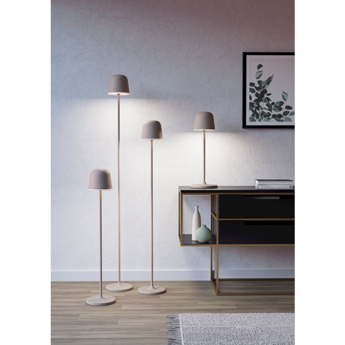 Mannera 140cm Sand tragbare Von Eglo - Mannera ist eine wiederaufladbare Stehleuchte in Sand und Weiß, die modernes Design mit praktischer Touch-Steuerung verbindet.