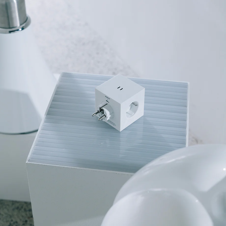 Square 2 Socket extender with 30W Dual USBC, Martinelli Luce edition Weiß Von Avolt - Steckdosenverl&auml;ngerung von Avolt im stylischen Design mit einem W&uuml;rfel aus recyceltem Kunststoff und einer Magnetplatte an der Unterseite zum Aufh&auml;ngen an der Wand.