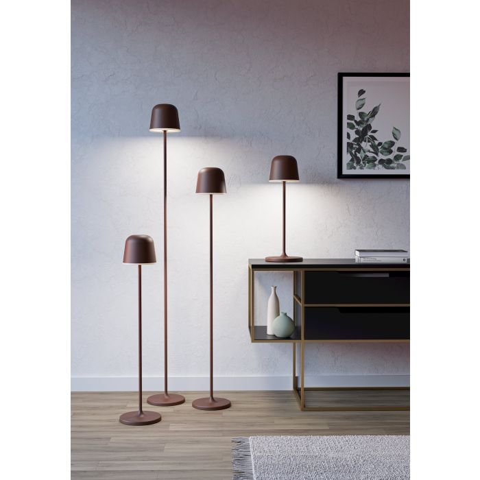 Mannera 140cm Rostbraun tragbare Von Eglo - Mannera ist eine wiederaufladbare Stehleuchte in Rostbraun und Weiß, die modernes Design mit praktischer Touch-Steuerung verbindet.
