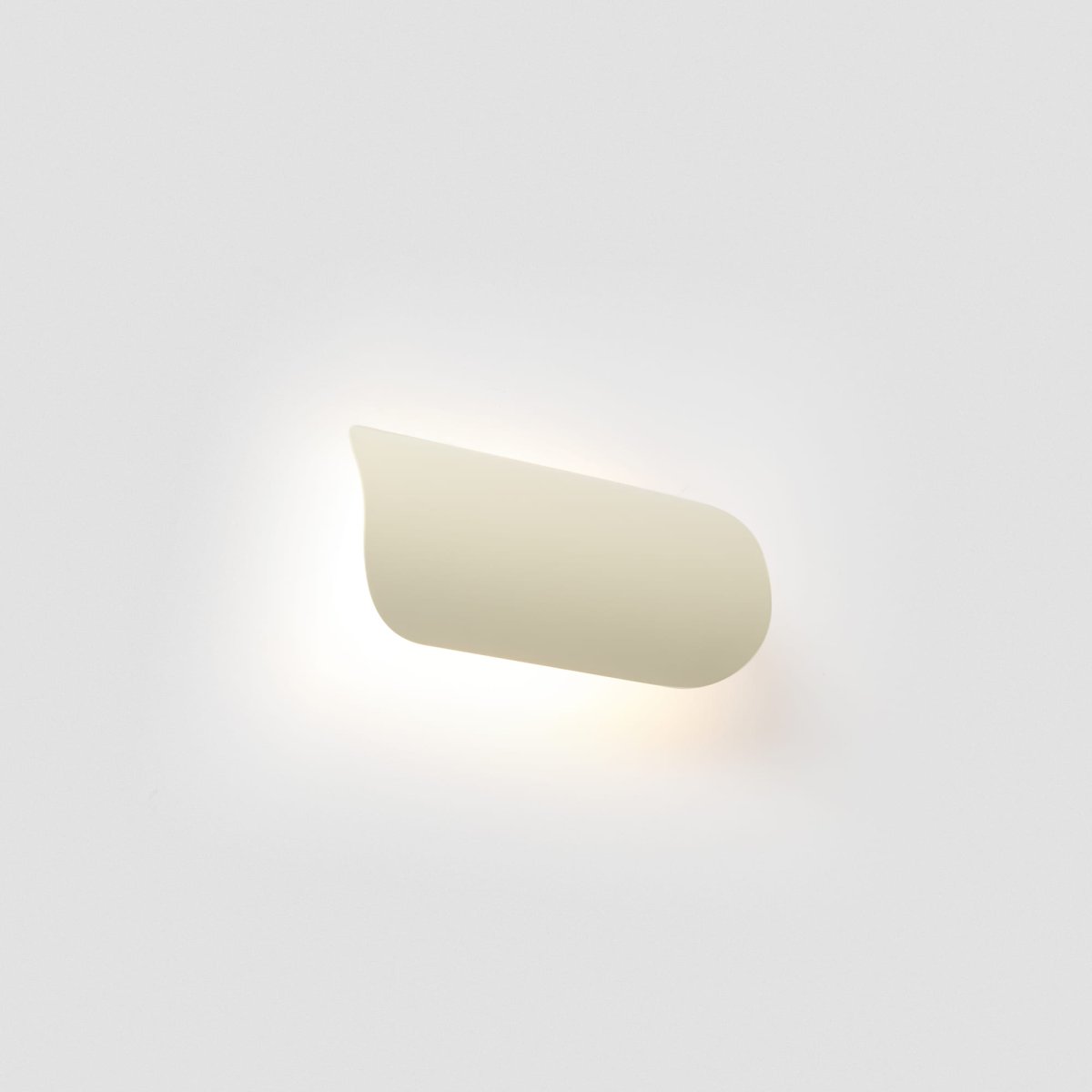 Novo 25cm Beige wandlampe Von Faro Barcelona - Die matte Oberfl&auml;che verleiht der Leuchte einen weichen, warmen Ausdruck, der sowohl in dezente als auch elegante Umgebungen passt.