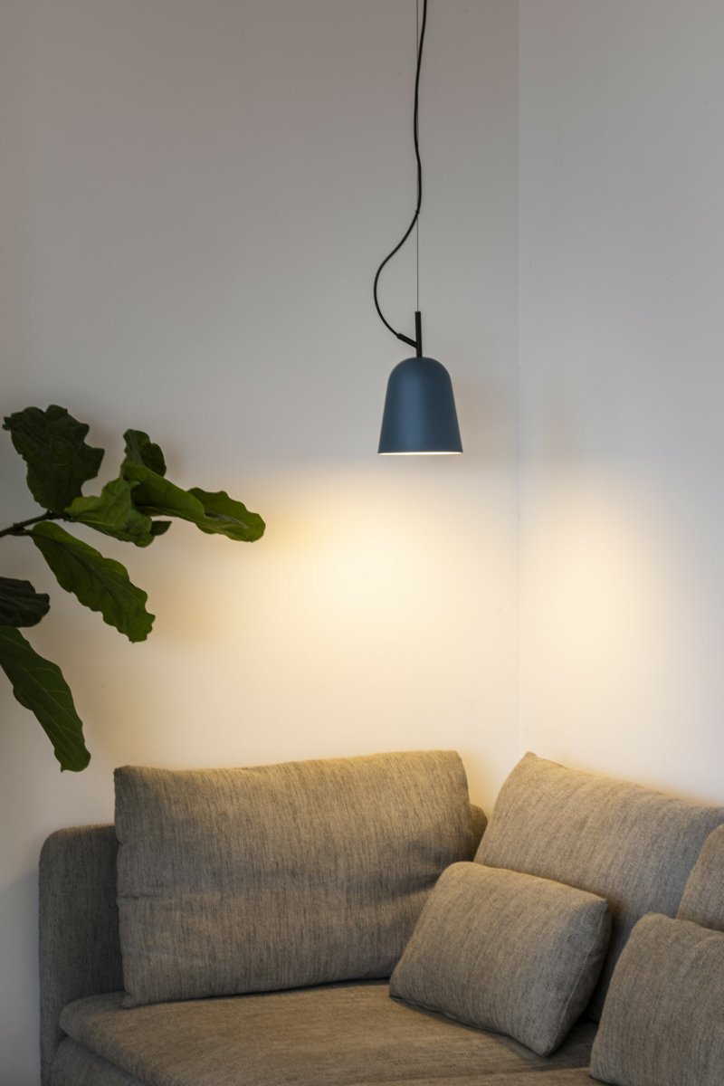 Studio Ø10 Blau hängelampe Von Faro Barcelona - Studio passt sowohl in moderne Wohnr&auml;ume als auch in designorientierte B&uuml;ros &ndash; perfekt, wenn Sie Funktion und &Auml;sthetik verbinden m&ouml;chten.