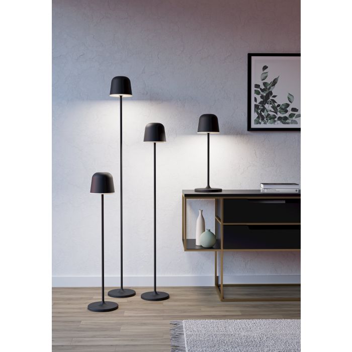 Mannera 140cm Schwarz tragbare Von Eglo - Mannera ist eine wiederaufladbare Stehleuchte in Schwarz und Weiß, die modernes Design mit praktischer Touch-Steuerung verbindet.