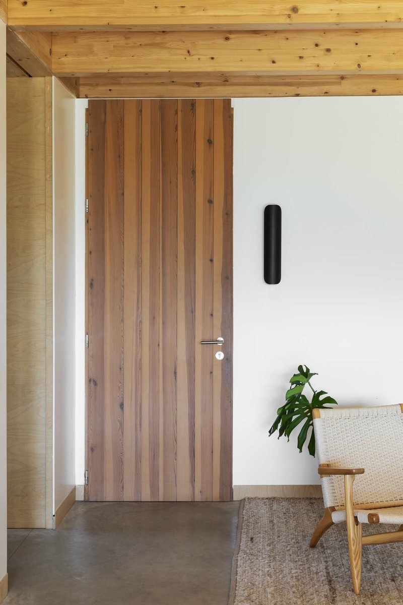 Novo 50cm Schwarz wandlampe Von Faro Barcelona - Die Leuchte besteht aus Metall und kann sowohl vertikal als auch horizontal montiert werden, wodurch sie flexibel an unterschiedliche R&auml;ume und Bed&uuml;rfnisse angepasst werden kann.