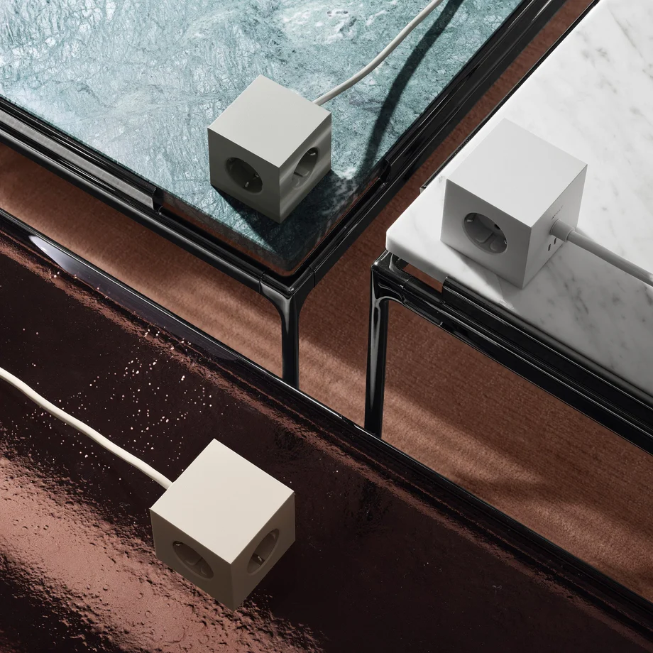 Square 1 with 30W Dual USBC & Magnetic base, 3m Grau Von Avolt - Steckdosenleiste von Avolt im stylischen Design mit langem PVC-Kabel, einem W&uuml;rfel aus recyceltem Kunststoff und einer Magnetplatte an der Unterseite zum Aufh&auml;ngen an der Wand.