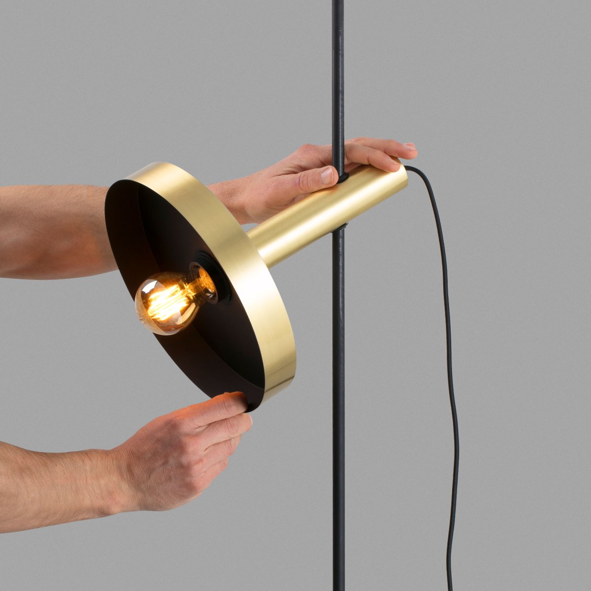 Whizz Gold stehlampe Von Faro Barcelona - Whizz ist Teil einer Designserie mit passenden Leuchten &ndash; ideal f&uuml;r durchdachte Einrichtungsprojekte.