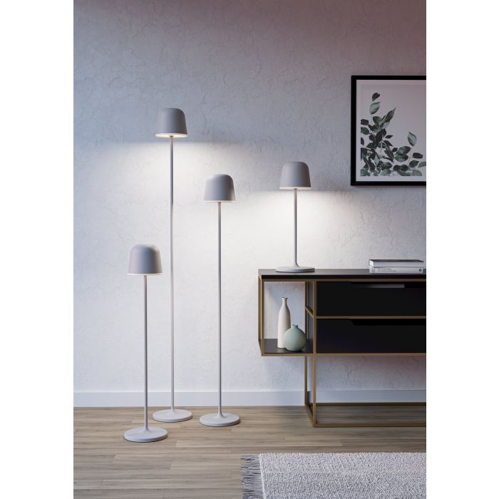 Mannera 140cm Grau tragbare Von Eglo - Mannera ist eine wiederaufladbare Stehleuchte in Grau und Weiß, die modernes Design mit praktischer Touch-Steuerung verbindet.