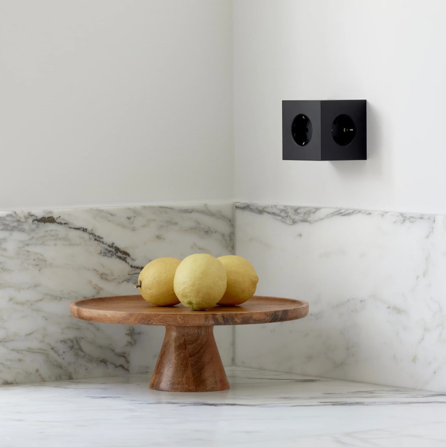Square 2 Socket extender with 30W Dual USBC Schwarz Von Avolt - Steckdosenverl&auml;ngerung von Avolt im stylischen Design mit einem W&uuml;rfel aus recyceltem Kunststoff und einer Magnetplatte an der Unterseite zum Aufh&auml;ngen an der Wand.