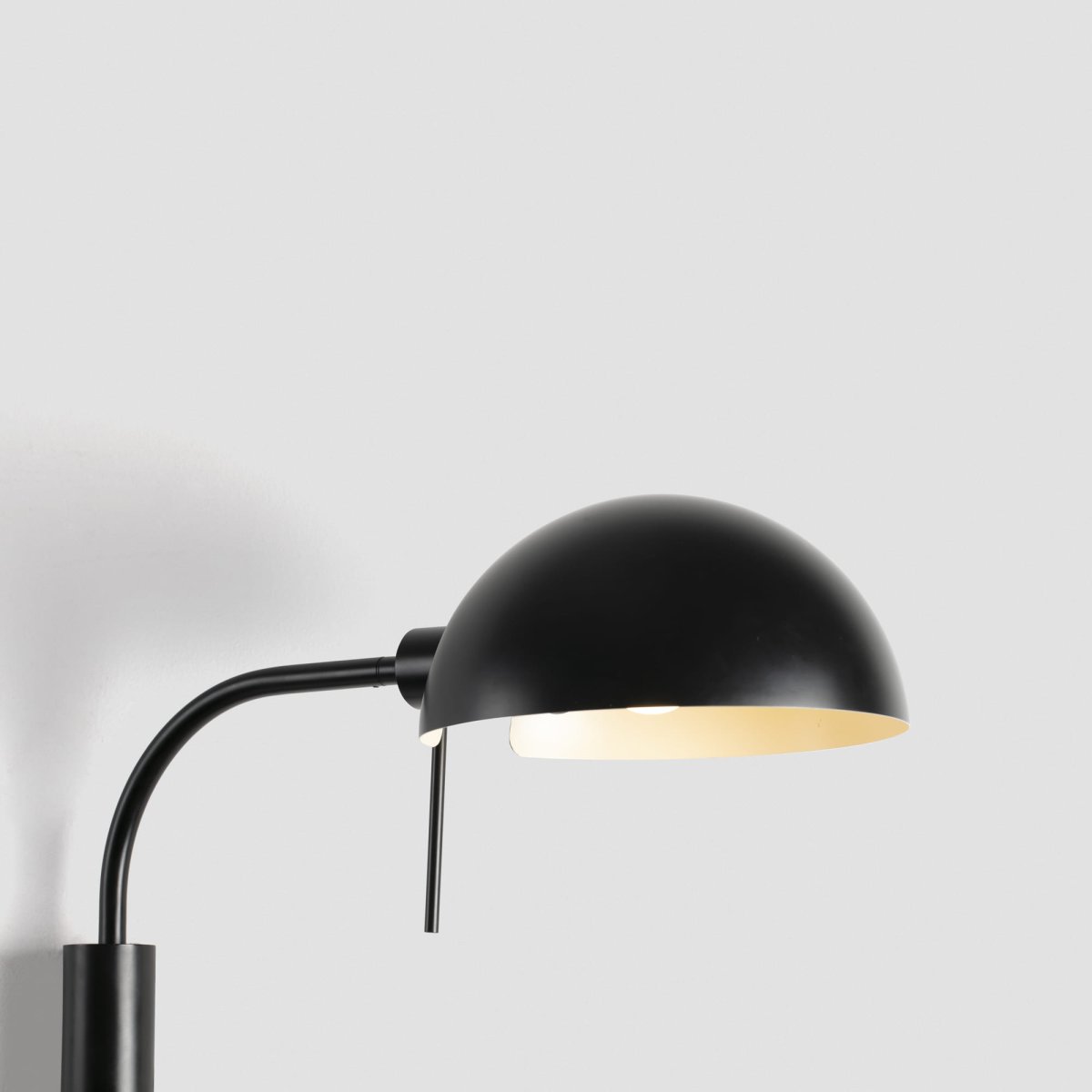 Dominica 50cm Schwarz wandlampe Von Faro Barcelona - Inspiriert von der &auml;sthetischen Bewegung in Chicago zwischen 1900 und 1940 strahlt sie Authentizit&auml;t und Eleganz aus.