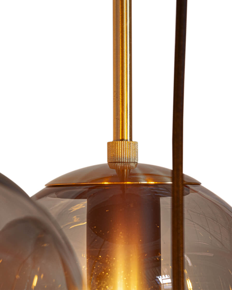 Laura 86cm Rauchgrau hängelampe Von By Rydéns - Diese Deckenleuchte passt sowohl zu modernen als auch zu traditionellen Einrichtungsstilen und bietet eine perfekte Balance zwischen Form und Funktion, was sie zu einer unverzichtbaren Erg&auml;nzung f&uuml;r Ihr Zuhause macht.