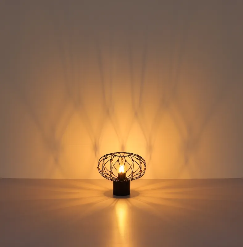 Greys 25cm Schwarz tischlampe Von Globo Lighting - Den runda metallsk&auml;rmen i mattsvart med dekorativa guldf&auml;rgade detaljer ger lampan ett sofistikerat uttryck och blir ett stilfullt inslag i hemmet.