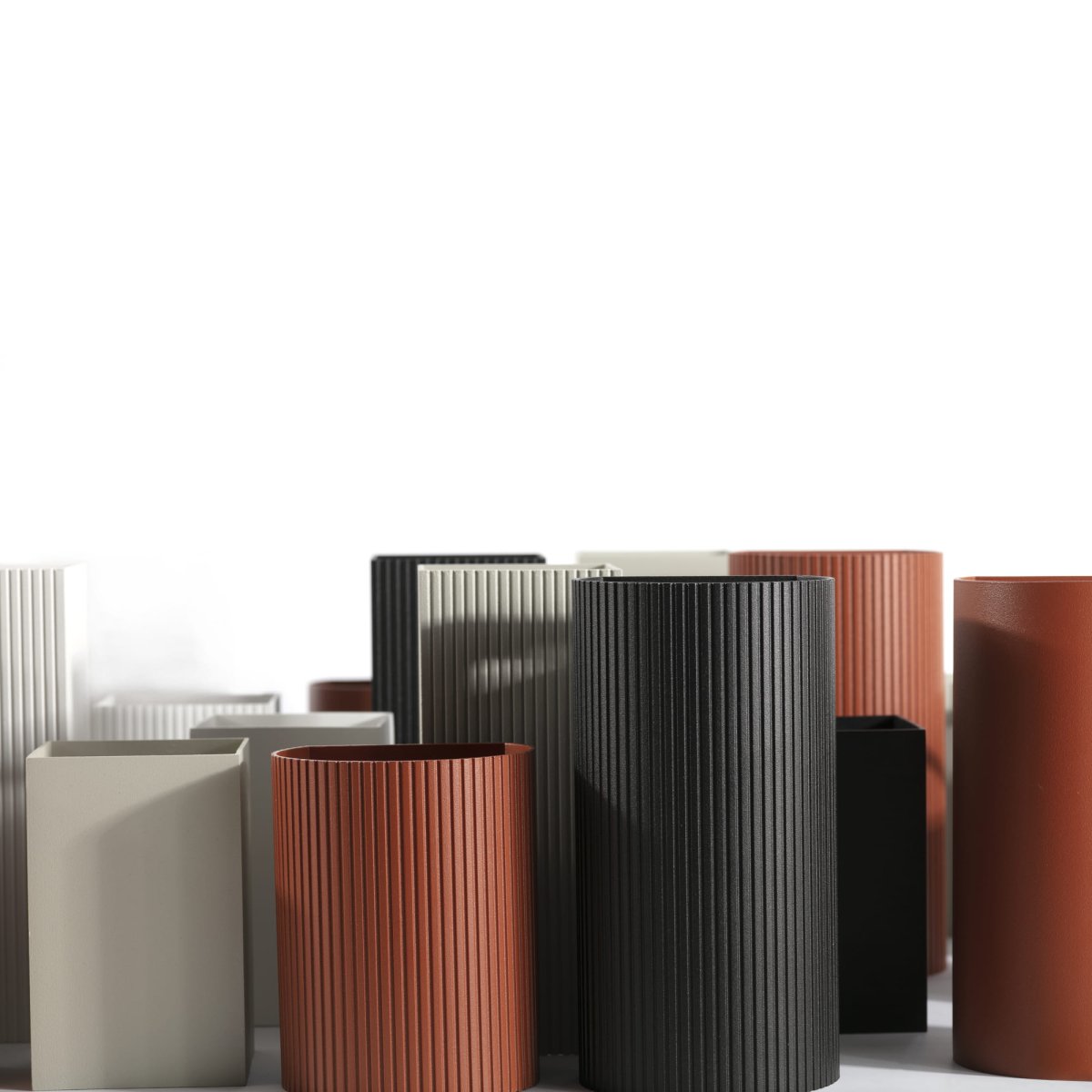 Lune 15cm Terrakotta geriffelt wandlampe Von Faro Barcelona - Sie kombiniert funktionale und effiziente Beleuchtung mit einer modernen, strukturierten Oberfl&auml;che, die f&uuml;r Dynamik sorgt.