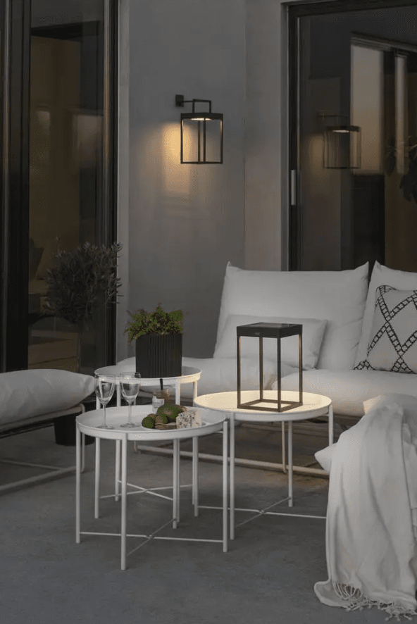 Portofino 30cm Schwarz solarleuchte Von Konstsmide - Die Lampe wird mit dem Solarpanel in 20h oder mit dem mitgelieferten USB-C-Kabel in 6h aufgeladen.
