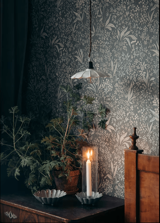 Gustav Ø20 Weiß fensterlampe Von Strömshaga - Eine elegante Deckenleuchte, die klein und schlank ist und gut &uuml;ber einen K&uuml;chentisch, in ein Fenster oder in ein Schlafzimmer passt.