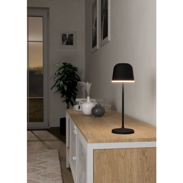 Mannera 34cm Schwarz tragbare Von Eglo - Das Aufladen erfolgt ganz einfach über das mitgelieferte USB-Kabel und lässt sich somit problemlos überallhin mitnehmen – egal ob auf der Terrasse, im Garten oder beim Picknick.