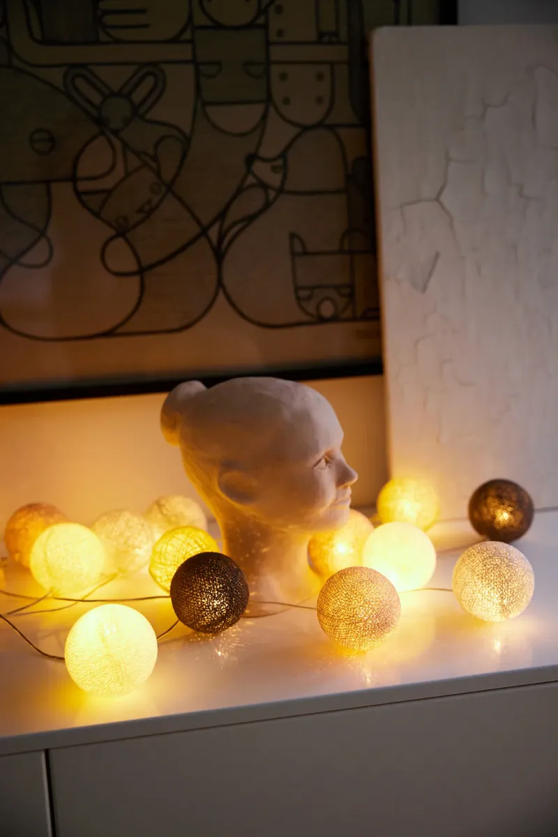 Irislights Blush 20-lights Mehrfarbig Von Irislights - Die Lichterkette besteht aus handgefertigten Kugeln aus Baumwolle und Polyester mit einem dazugeh&ouml;rigen Kunststoffkabel.