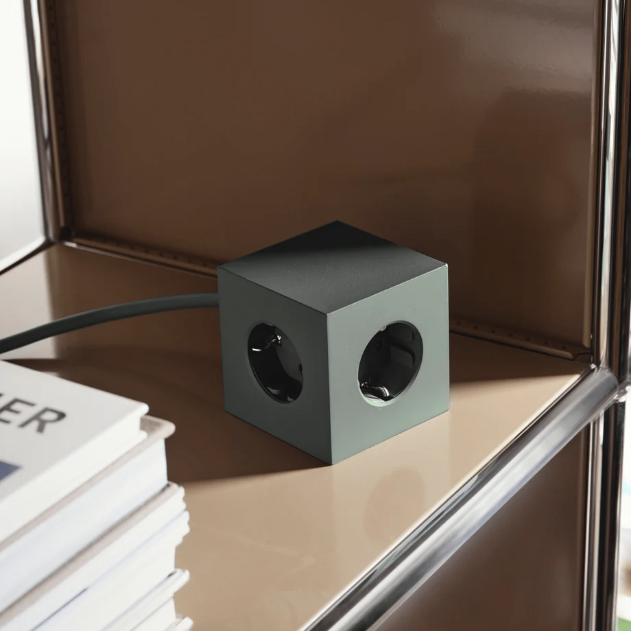 Square 1 with 30W Dual USBC & Magnetic base, 3m Grün Von Avolt - Steckdosenleiste von Avolt im stylischen Design mit langem PVC-Kabel, einem W&uuml;rfel aus recyceltem Kunststoff und einer Magnetplatte an der Unterseite zum Aufh&auml;ngen an der Wand.