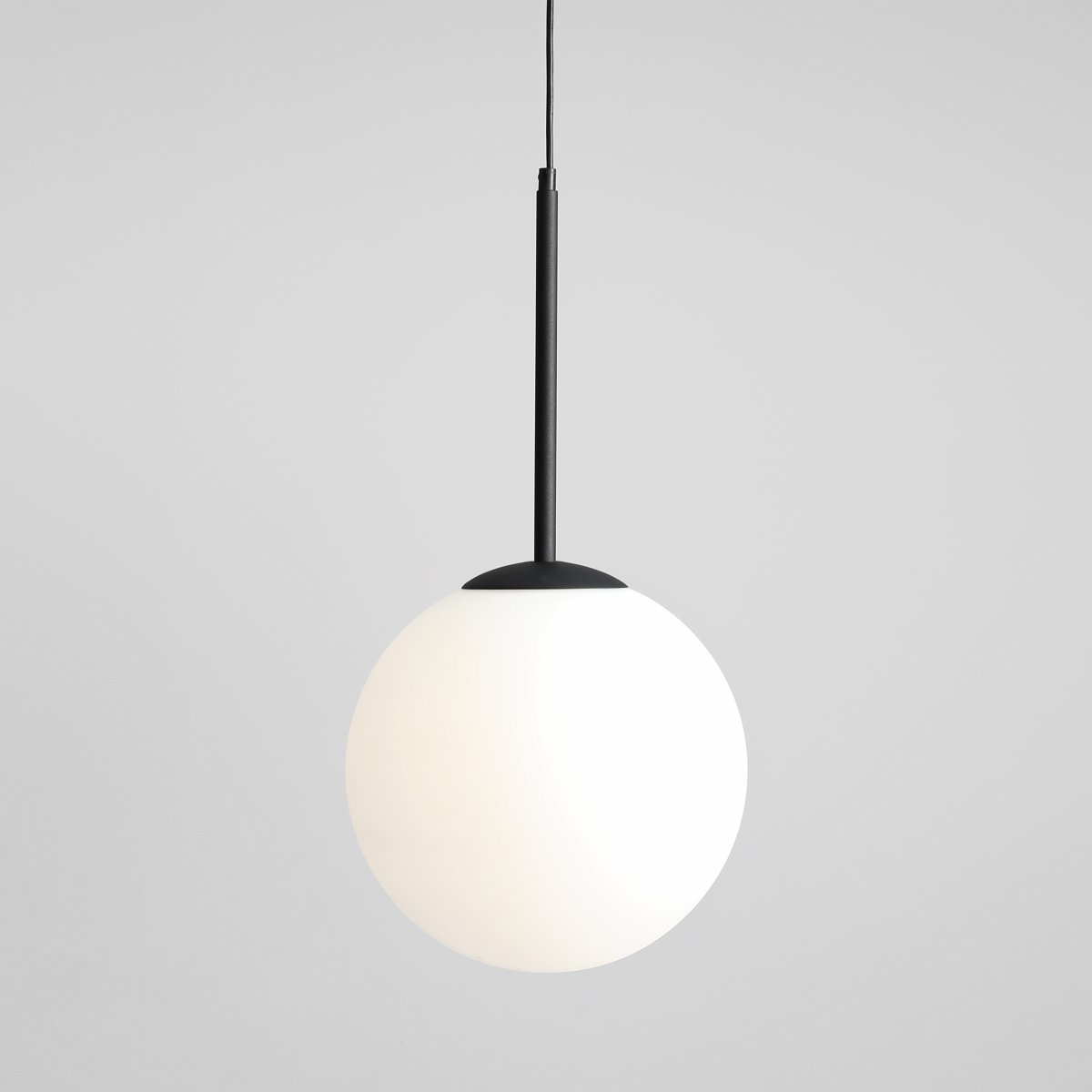 Bosso Ø30 Schwarz hängelampe Von Artera - Die Leuchte verbreitet ein sanftes und angenehmes Licht und eignet sich daher ideal für die Platzierung über dem Esstisch, im Flur oder Wohnzimmer.