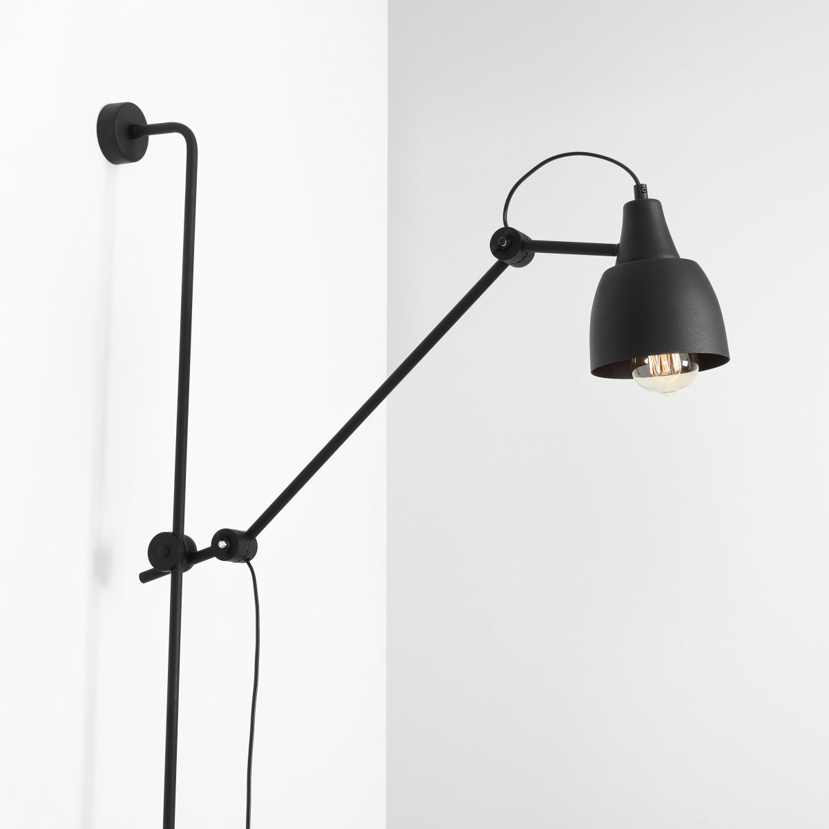 Dron 113cm Schwarz wandlampe Von Artera - Durch das schlichte und zugleich elegante Design fügt sich die Leuchte nahtlos in unterschiedliche Einrichtungsstile ein und bietet gleichzeitig eine praktische und effektive Beleuchtung für alle Gelegenheiten.