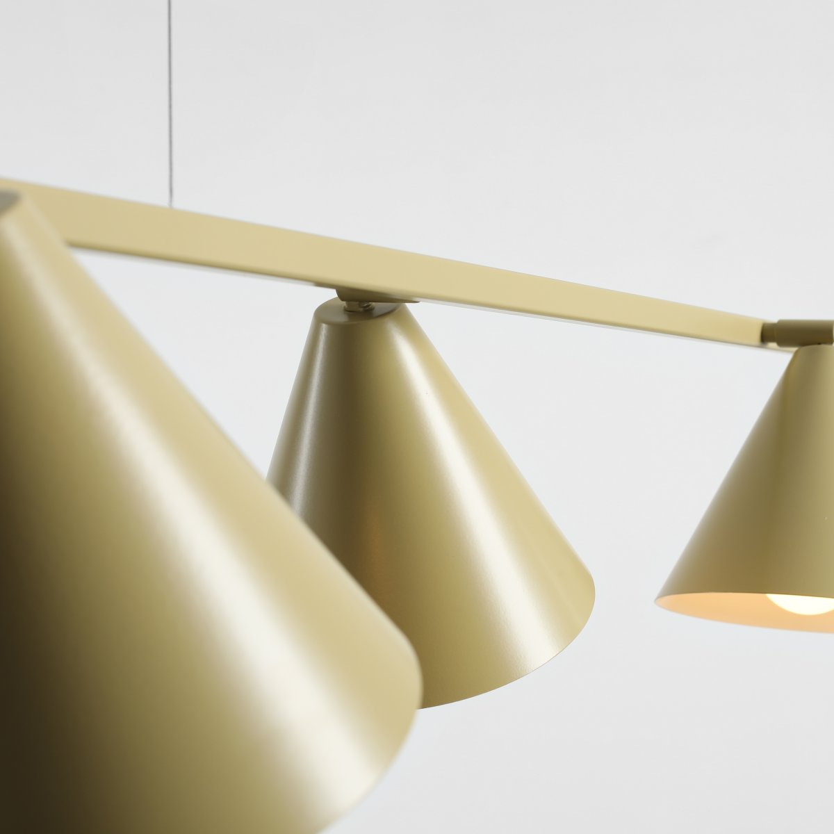 Form 120cm Pistazie hängelampe Von Artera - Form passt ideal über den Esstisch oder in die Küche, wo sie nicht nur funktionales Licht spendet, sondern auch ein stilvolles Einrichtungselement darstellt.