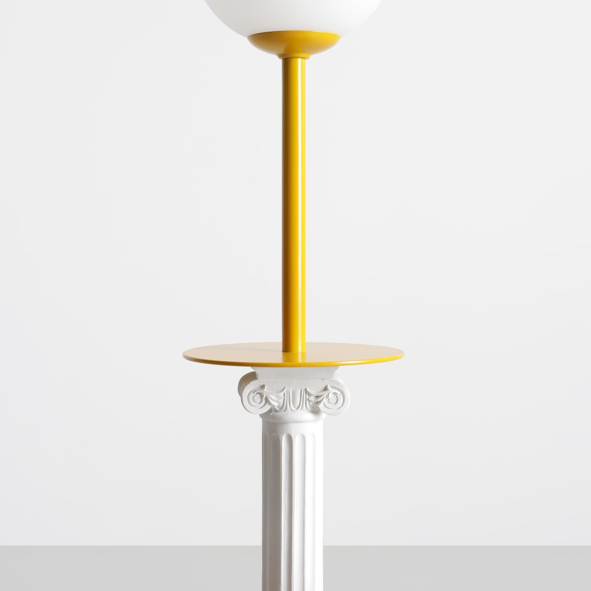 Pinne 35cm Senf tischlampe Von Artera - Die runde Opalkugel verbreitet ein weiches und angenehmes Licht, perfekt um eine warme und einladende Atmosphäre im Raum zu schaffen.