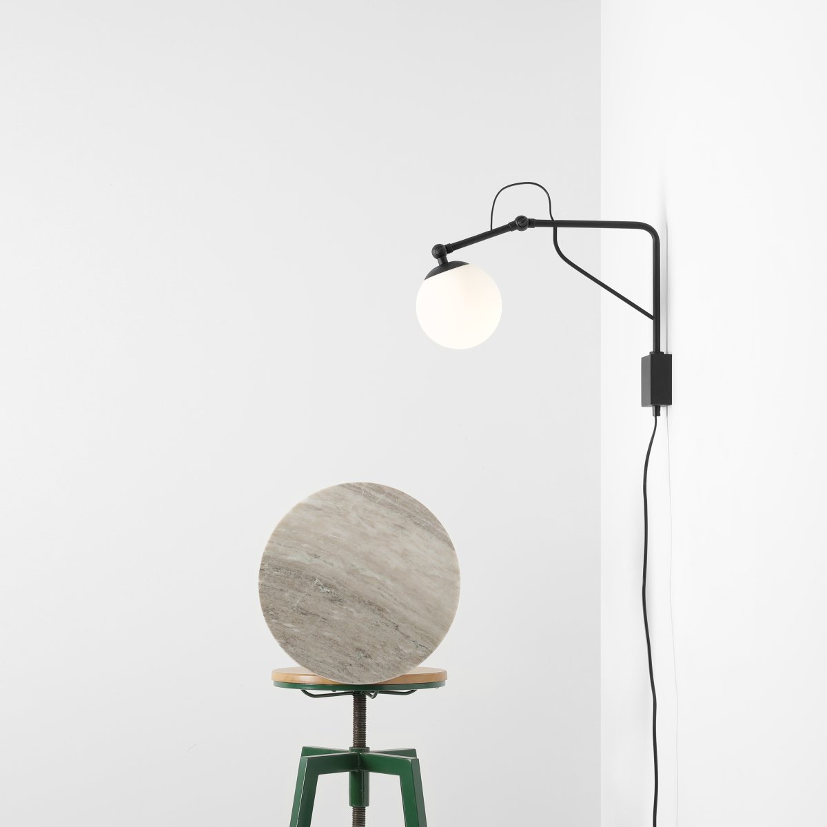 Soho 50cm Schwarz wandlampe Von Artera - Diese moderne Wandleuchte ist elegant und funktional zugleich und verfügt über einen verstellbaren Arm, mit dem sich das Licht ganz einfach dorthin richten lässt, wo es benötigt wird.