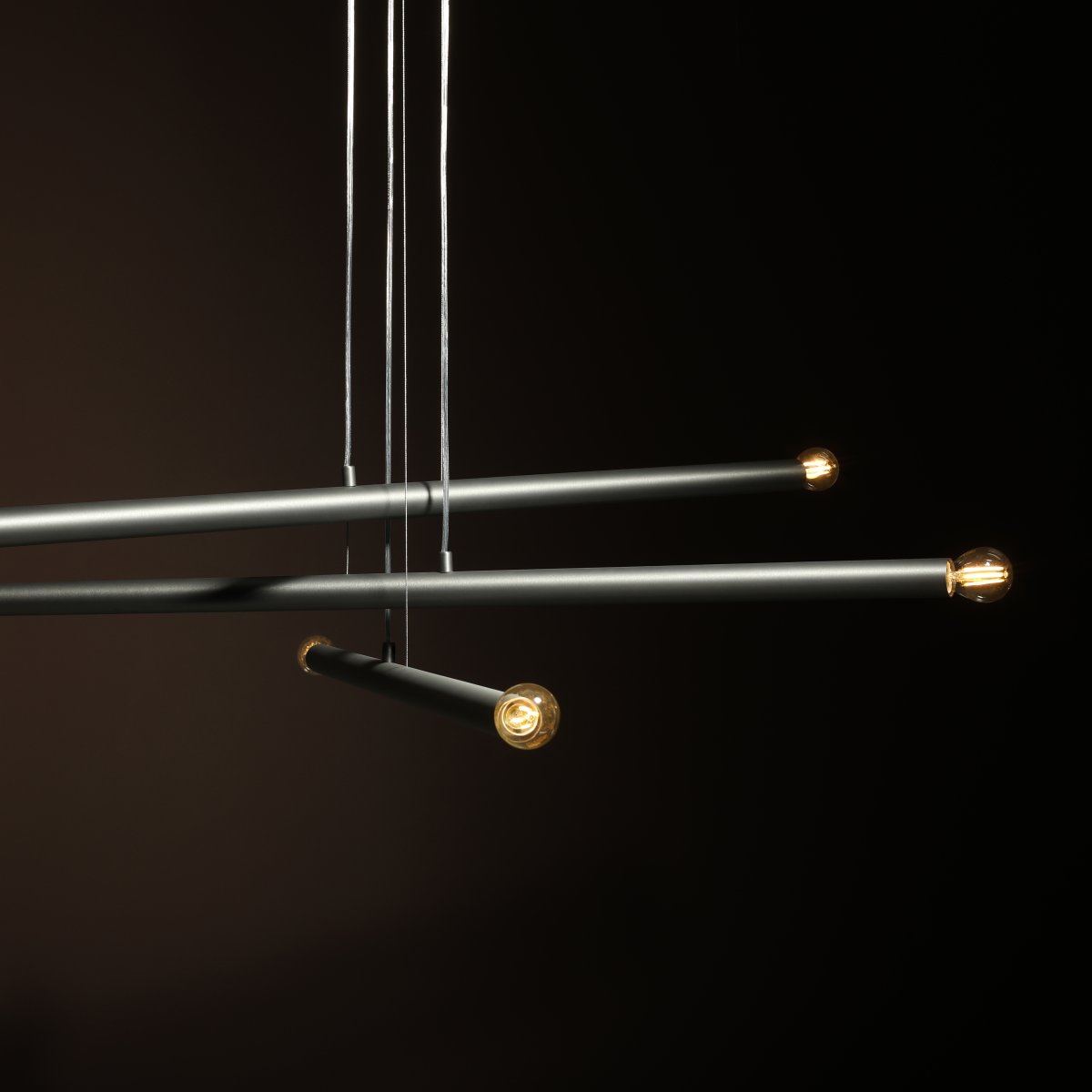 Tubo 6 100cm Stahl hängelampe Von Artera - Die Leuchte besteht aus drei schmalen Metallrohren in elegantem Stahl-Finish, die in unterschiedlichen H&ouml;hen und Winkeln angeordnet sind und so eine dynamische und luftige Optik erzeugen.