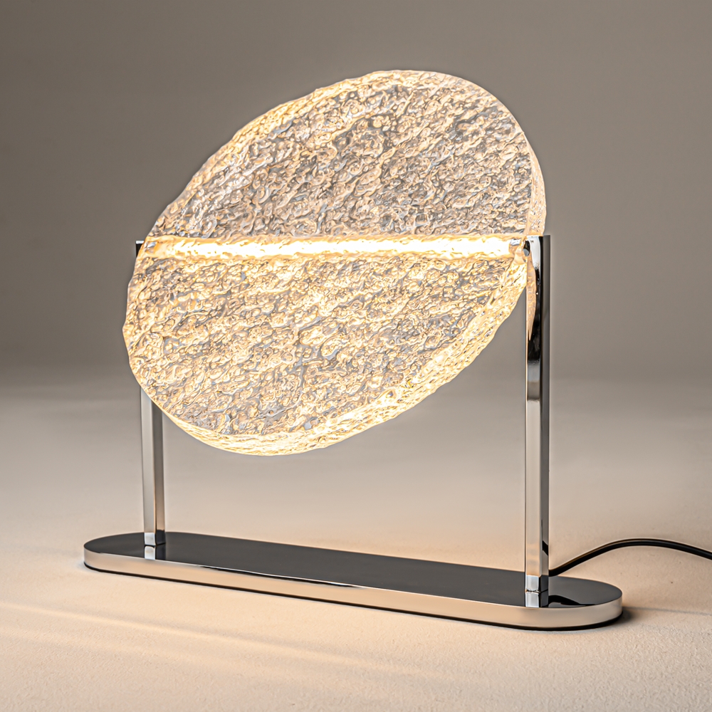 Mangata 30cm Transparent tischlampe Von Maytoni - Die Leuchte ist mit einem Dimmer am Kabel ausgestattet, sodass Sie die Helligkeit ganz einfach regulieren k&ouml;nnen &ndash; von stimmungsvoller Beleuchtung bis hin zu funktionalem Arbeitslicht.