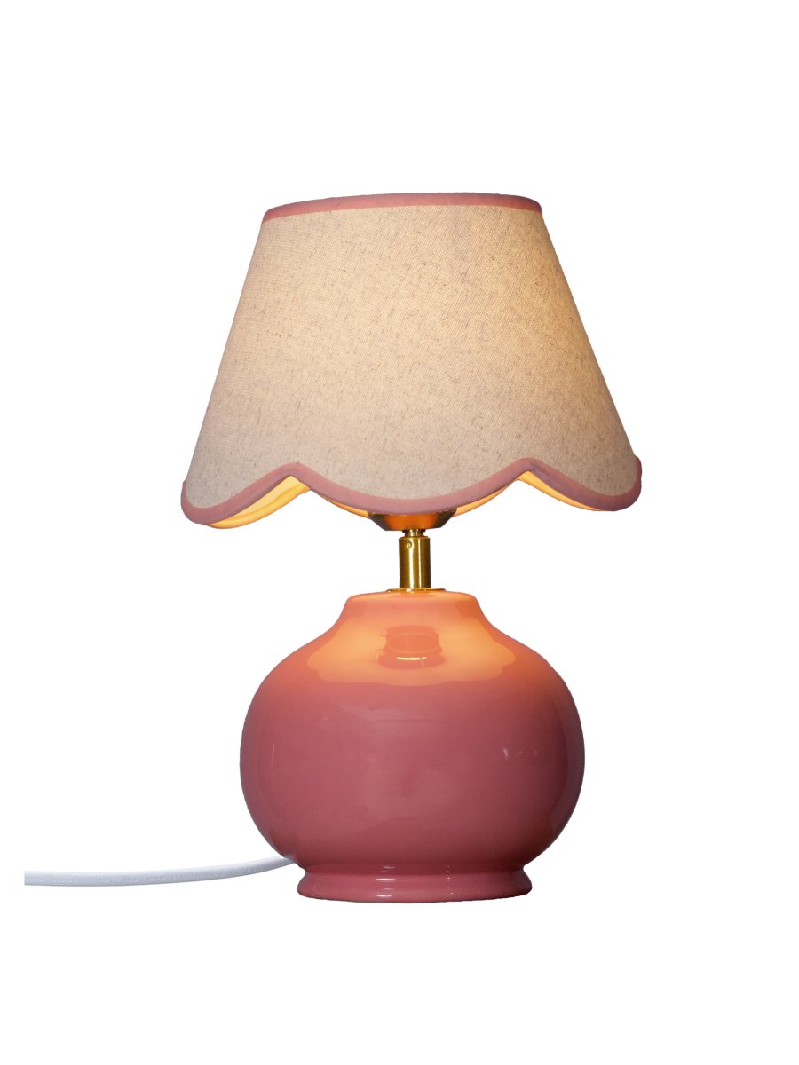 Nell 34cm Rosa tischlampe Von PR Home - Der kugelf&ouml;rmige Lampenfu&szlig; in gl&auml;nzendem Rosa harmoniert perfekt mit dem beigefarbenen Textilschirm und sorgt f&uuml;r einen sanften und harmonischen Look &ndash; ideal f&uuml;r Schlaf- und Wohnzimmer.