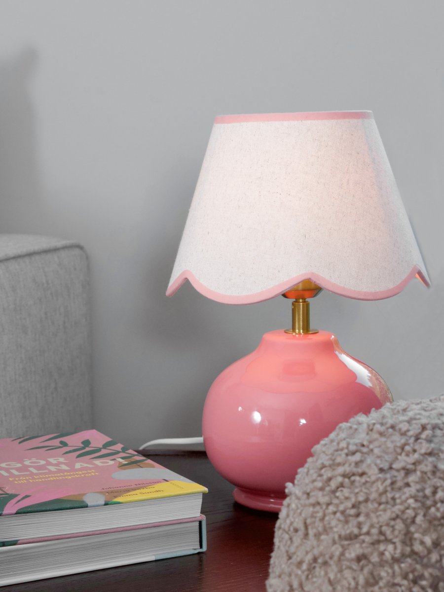 Nell 34cm Rosa tischlampe Von PR Home - Der kugelf&ouml;rmige Lampenfu&szlig; in gl&auml;nzendem Rosa harmoniert perfekt mit dem beigefarbenen Textilschirm und sorgt f&uuml;r einen sanften und harmonischen Look &ndash; ideal f&uuml;r Schlaf- und Wohnzimmer.
