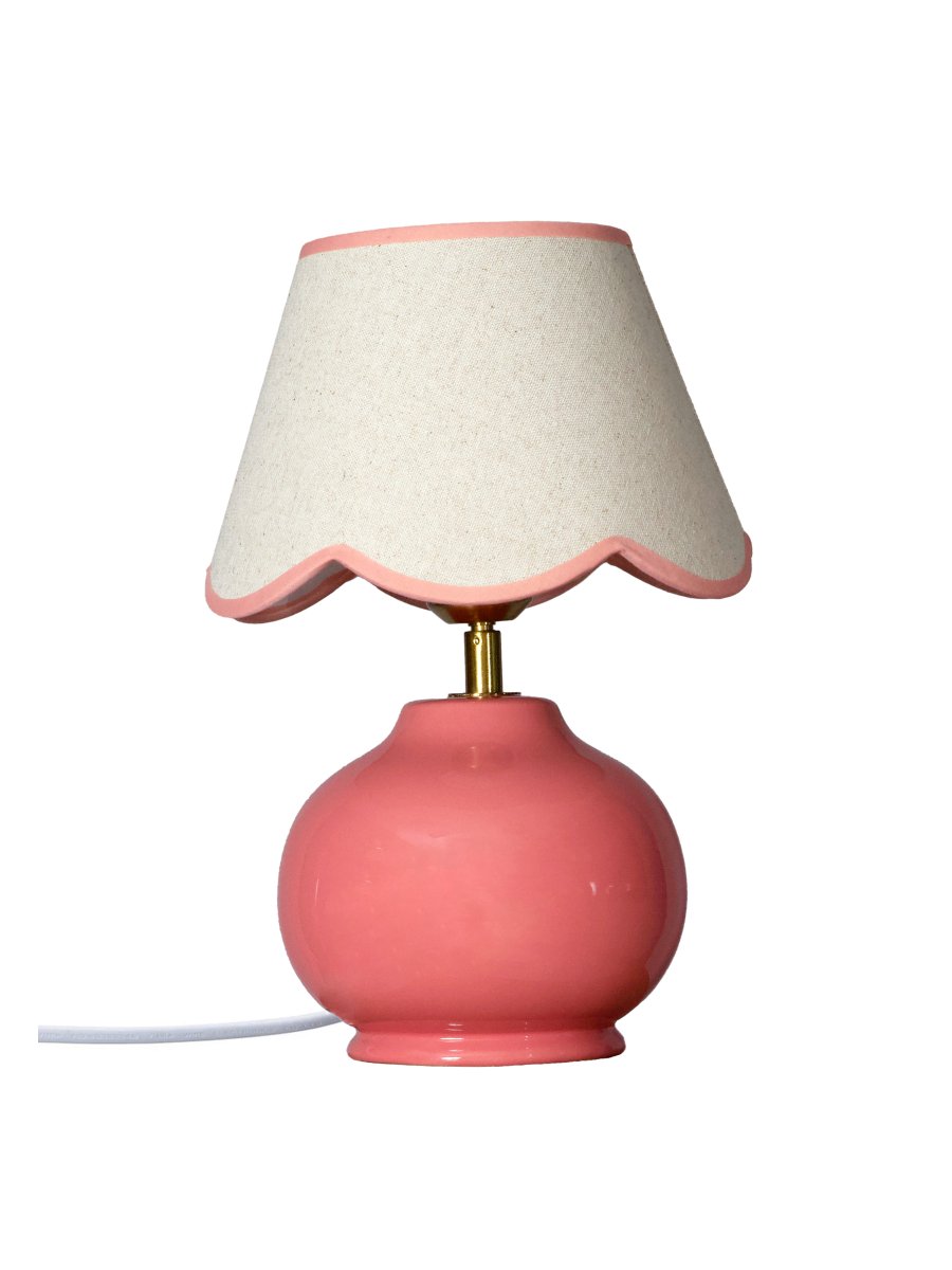 Nell 34cm Rosa tischlampe Von PR Home - Der kugelf&ouml;rmige Lampenfu&szlig; in gl&auml;nzendem Rosa harmoniert perfekt mit dem beigefarbenen Textilschirm und sorgt f&uuml;r einen sanften und harmonischen Look &ndash; ideal f&uuml;r Schlaf- und Wohnzimmer.