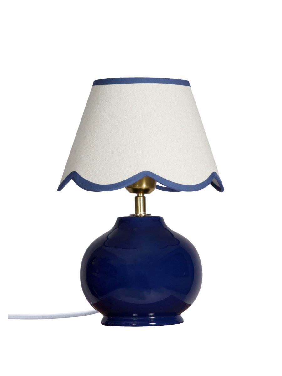 Nell 34cm Blau tischlampe Von PR Home - Der kugelf&ouml;rmige Lampenfu&szlig; in gl&auml;nzendem, tiefem Blau harmoniert perfekt mit dem beigefarbenen Textilschirm und sorgt f&uuml;r einen sanften und harmonischen Look &ndash; ideal f&uuml;r Schlaf- und Wohnzimmer.