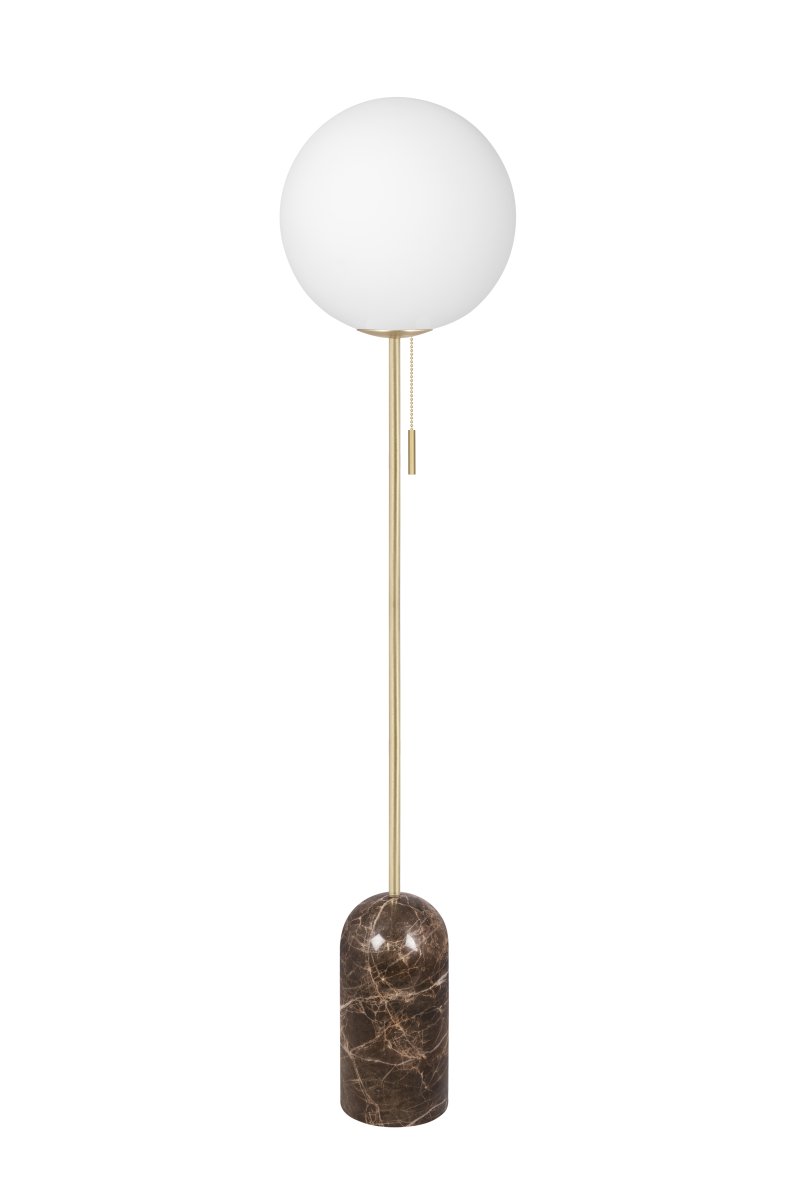 Torrano Brauner Marmor stehlampe Von Globen Lighting - Torrano hat einen Sockel aus wunderschönem, massivem Stein, Metalldetails und einen Glasschirm aus mattweißem Glas.