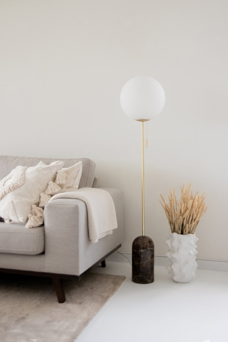 Torrano Brauner Marmor stehlampe Von Globen Lighting - Torrano hat einen Sockel aus wunderschönem, massivem Stein, Metalldetails und einen Glasschirm aus mattweißem Glas.
