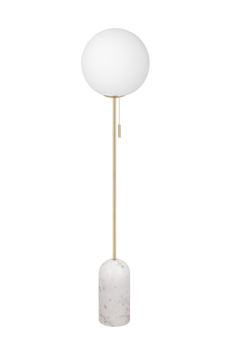 Torrano Weißer Marmor stehlampe Von Globen Lighting - Torrano hat einen Sockel aus wunderschönem, massivem Stein, Metalldetails und einen Glasschirm aus mattweißem Glas.