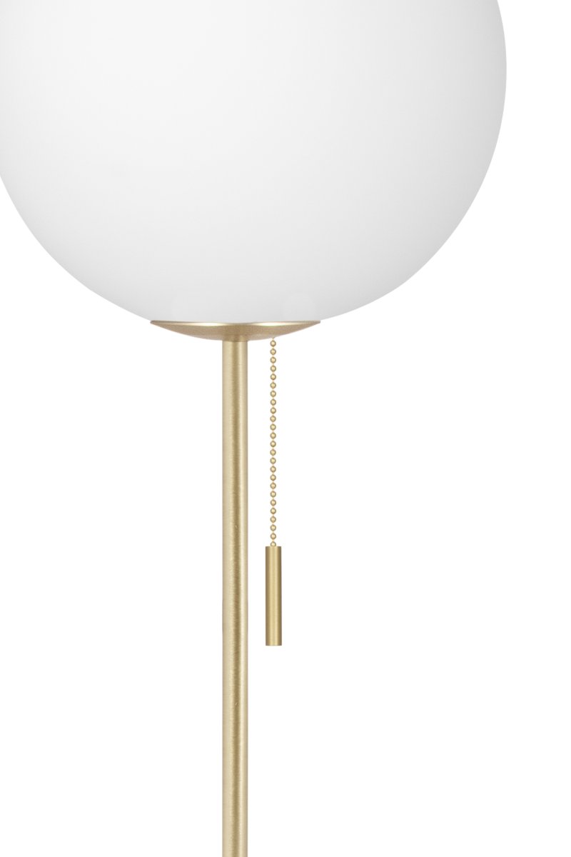 Torrano Weißer Marmor stehlampe Von Globen Lighting - Torrano hat einen Sockel aus wunderschönem, massivem Stein, Metalldetails und einen Glasschirm aus mattweißem Glas.