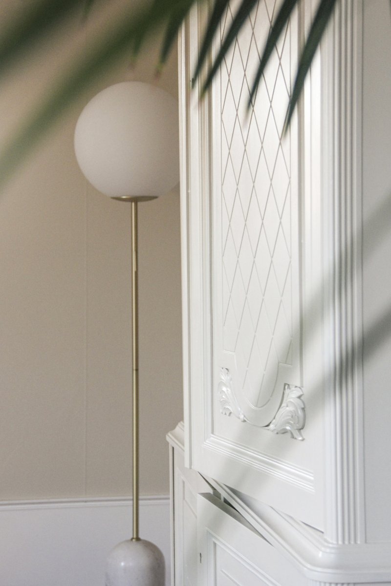 Torrano Weißer Marmor stehlampe Von Globen Lighting - Torrano hat einen Sockel aus wunderschönem, massivem Stein, Metalldetails und einen Glasschirm aus mattweißem Glas.