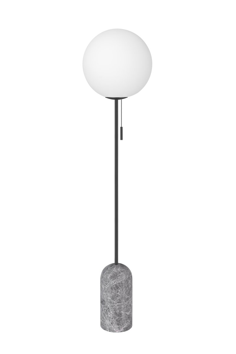 Torrano Grauer Marmor stehlampe Von Globen Lighting - Torrano hat einen Sockel aus wunderschönem, massivem Stein, Metalldetails und einen Glasschirm aus mattweißem Glas.