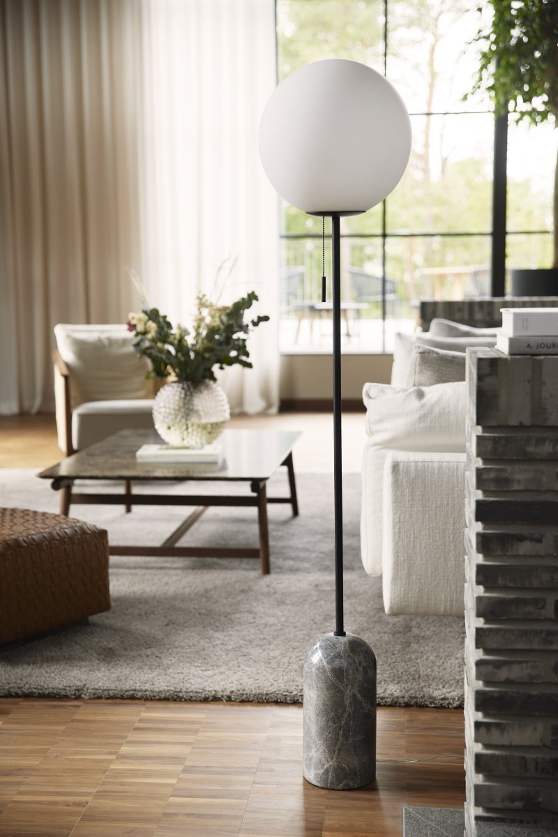 Torrano Grauer Marmor stehlampe Von Globen Lighting - Torrano hat einen Sockel aus wunderschönem, massivem Stein, Metalldetails und einen Glasschirm aus mattweißem Glas.