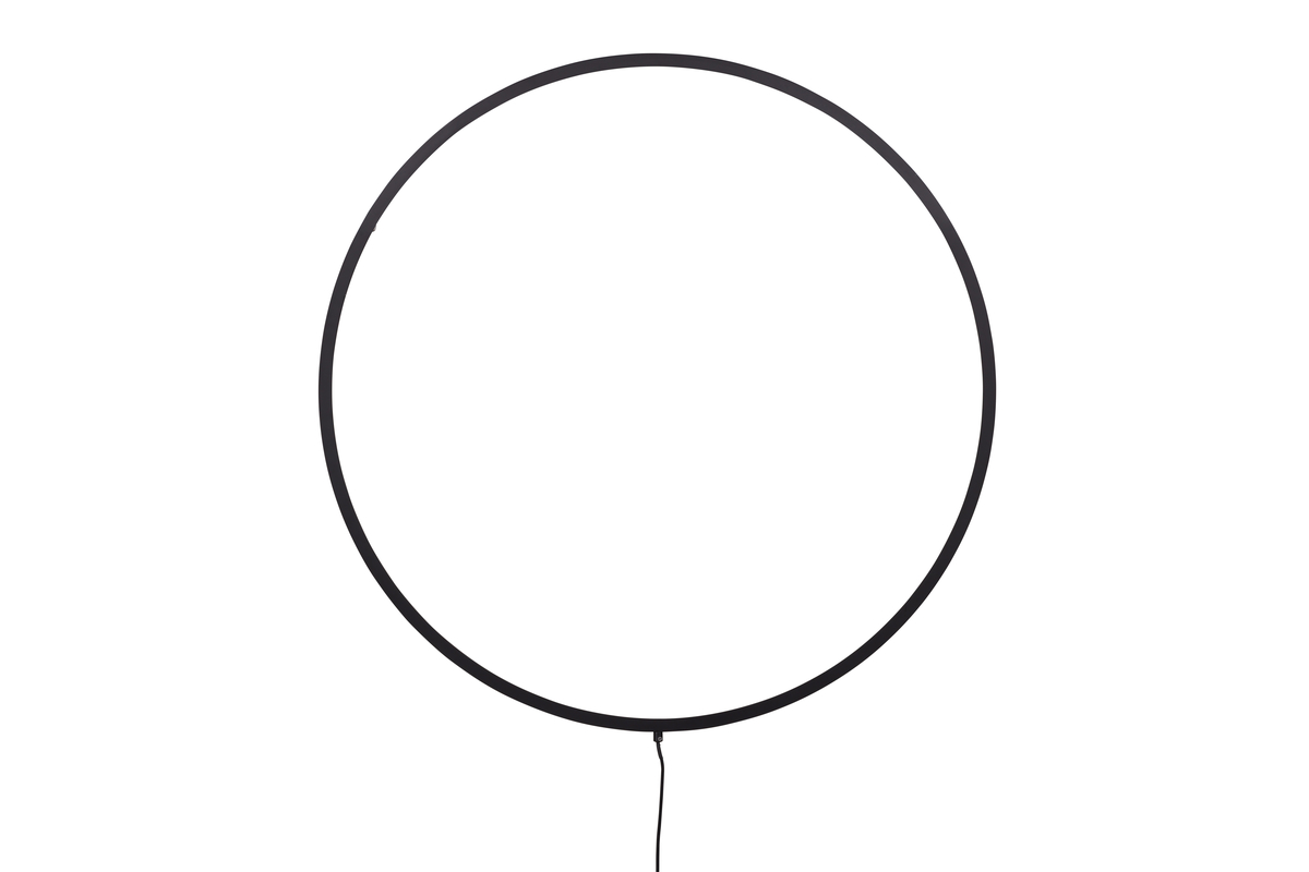 Sörmjöle Schwarz wandlampe Von Venture Design - Die Lampe hat einen runden Rahmen aus schwarzem Aluminium mit dahinterliegenden LED-Leuchten, die für ein schönes Licht an der Wand und einen angenehmen Schein im Raum sorgen.