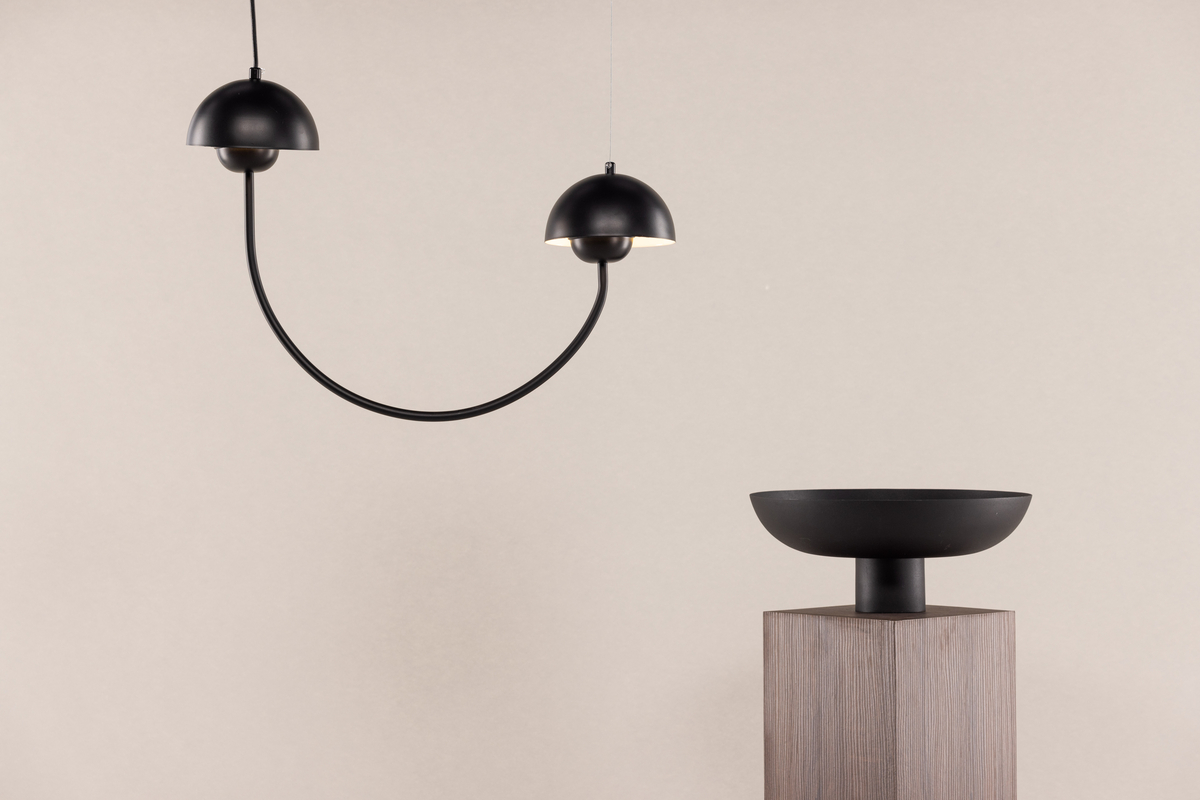 Lyckorna 55cm Schwarz hängelampe Von Venture Design - Diese Leuchte ist ideal f&uuml;r alle, die eine dekorative und gleichzeitig stilvolle Leuchte mit sanftem Design suchen, die in die meisten R&auml;ume und Einrichtungsstile passt.