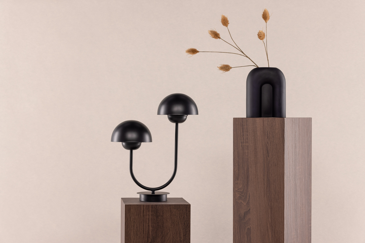 Lyckorna 38cm Schwarz tischlampe Von Venture Design - Diese Lampe ist perfekt für alle, die eine dekorative und dennoch stilvolle Lampe mit sanftem Design suchen, die in die meisten Räume und Einrichtungsstile passt.
