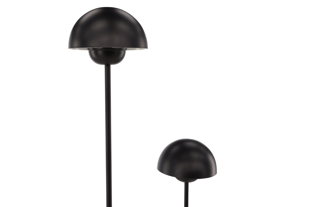 Lyckorna Schwarz stehlampe Von Venture Design - Diese Lampe ist perfekt für alle, die eine dekorative und dennoch stilvolle Lampe mit sanftem Design suchen, die in die meisten Räume und Einrichtungsstile passt.