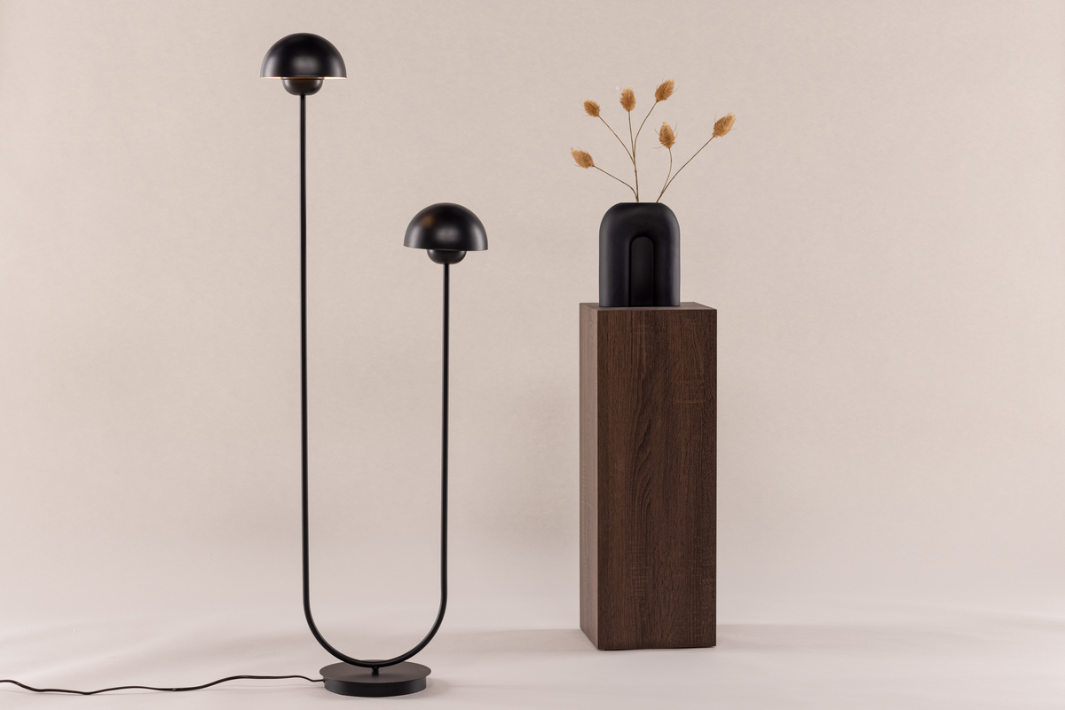 Lyckorna Schwarz stehlampe Von Venture Design - Diese Lampe ist perfekt für alle, die eine dekorative und dennoch stilvolle Lampe mit sanftem Design suchen, die in die meisten Räume und Einrichtungsstile passt.