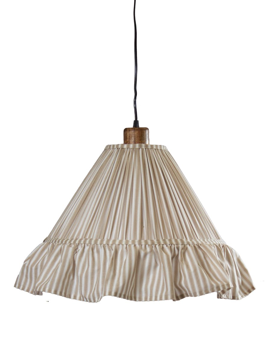 Estrid Ø40 Beige hängelampe Von PR Home - Der Lampenschirm ist mit einem gestreiften Stoff bezogen und hat eine leicht konische Form, die unten mit einer gro&szlig;z&uuml;gigen R&uuml;sche abschlie&szlig;t.