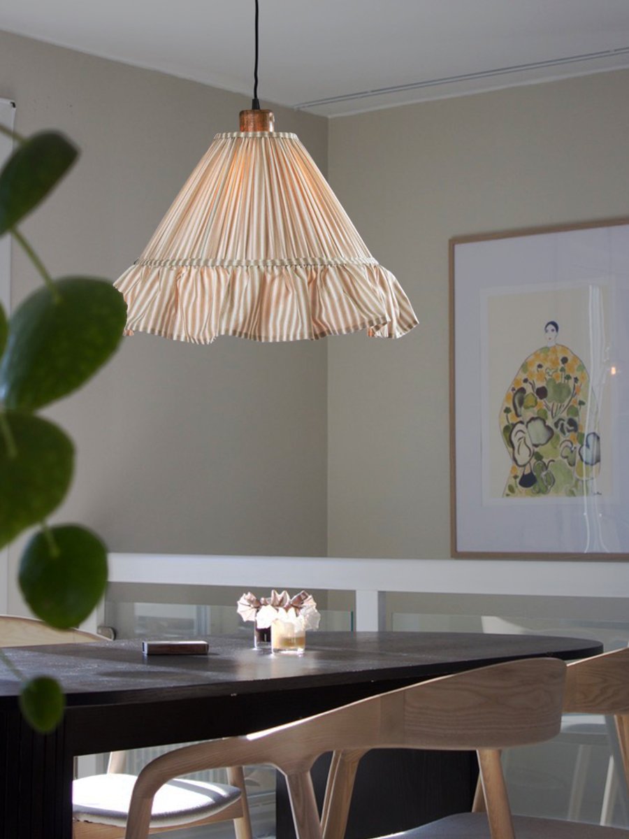 Estrid Ø40 Beige hängelampe Von PR Home - Der Lampenschirm ist mit einem gestreiften Stoff bezogen und hat eine leicht konische Form, die unten mit einer gro&szlig;z&uuml;gigen R&uuml;sche abschlie&szlig;t.