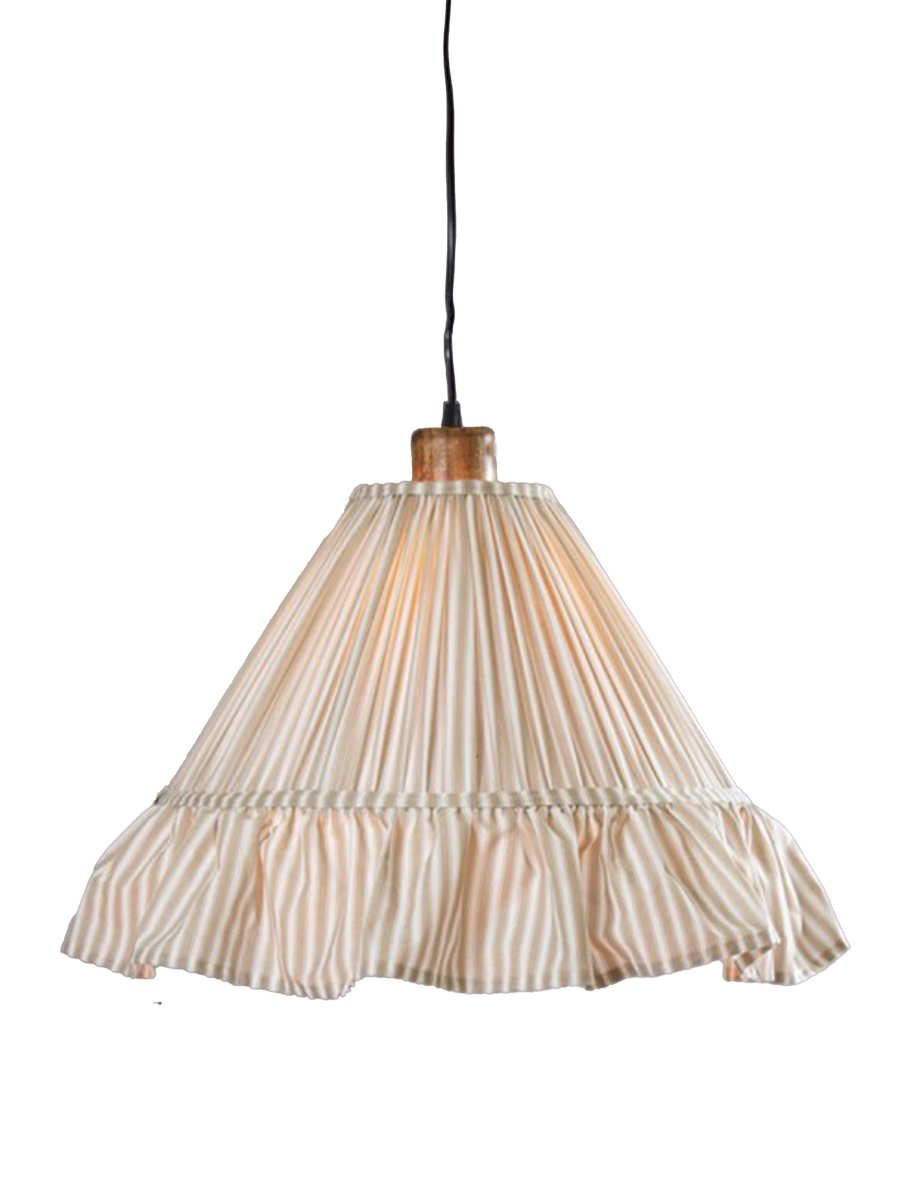 Estrid Ø40 Beige hängelampe Von PR Home - Der Lampenschirm ist mit einem gestreiften Stoff bezogen und hat eine leicht konische Form, die unten mit einer gro&szlig;z&uuml;gigen R&uuml;sche abschlie&szlig;t.