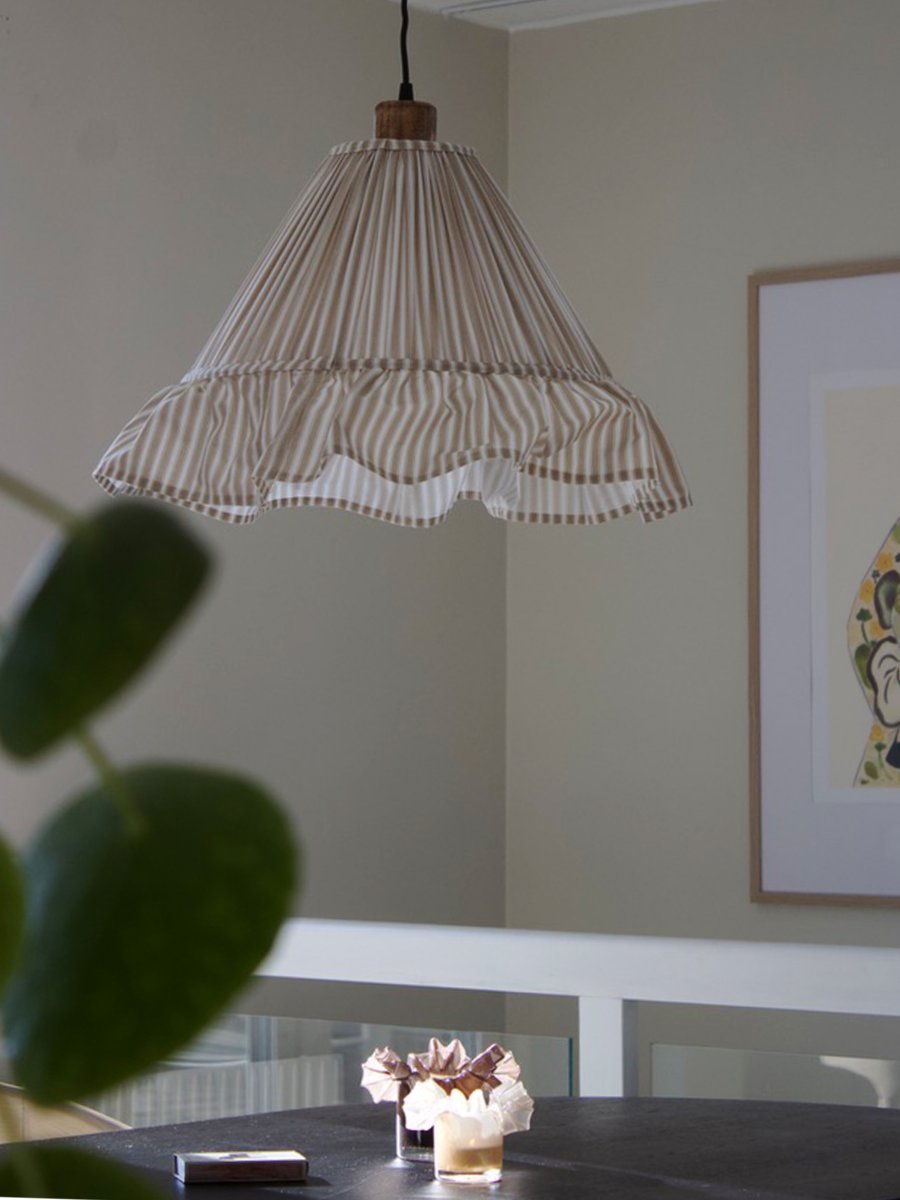 Estrid Ø40 Beige hängelampe Von PR Home - Der Lampenschirm ist mit einem gestreiften Stoff bezogen und hat eine leicht konische Form, die unten mit einer gro&szlig;z&uuml;gigen R&uuml;sche abschlie&szlig;t.