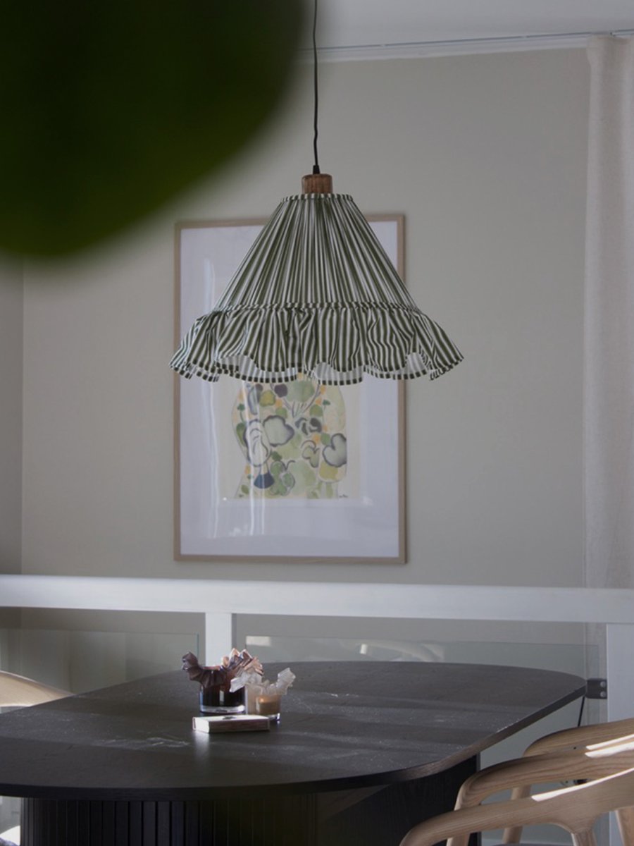 Estrid Ø40 Grün hängelampe Von PR Home - Der Lampenschirm ist mit einem gestreiften Stoff bezogen und hat eine leicht konische Form, die unten mit einer großzügigen Rüsche abschließt.