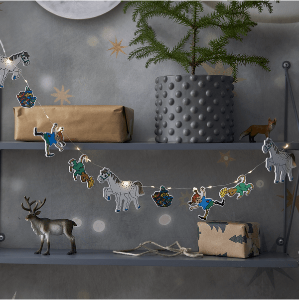 Pippi Mehrfarbig kinderlampe Von Star Trading - Pippi mit ihrem Mantel in einer Reihe mit Herrn Nilsson und dem kleinen alten Mann.