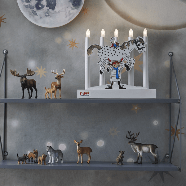 Pippi Weiß Von Star Trading - Ein wundersch&ouml;ner Kerzenleuchter, der Weihnachtsstimmung und Freude verbreitet und den ganzen Winter &uuml;ber eine sch&ouml;ne Dekoration ist.